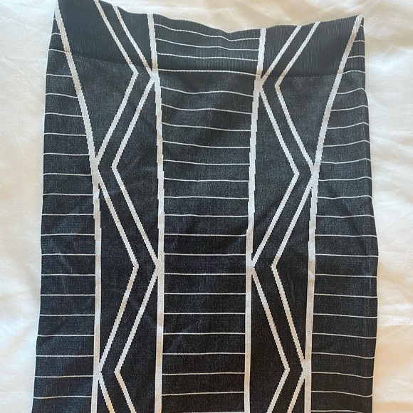 BCBG black/white stretch bodycon mini skirt size XS - Picture 2 of 4